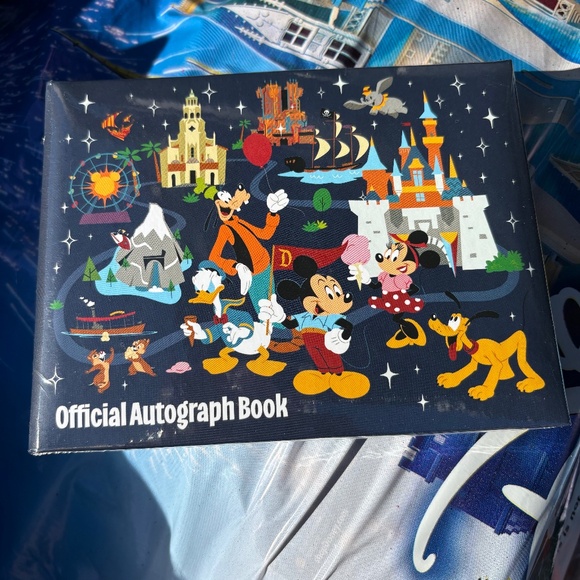FREE WITH $40 purchase Autograph book Disney Parks Hard Cover - Picture 4 of 5